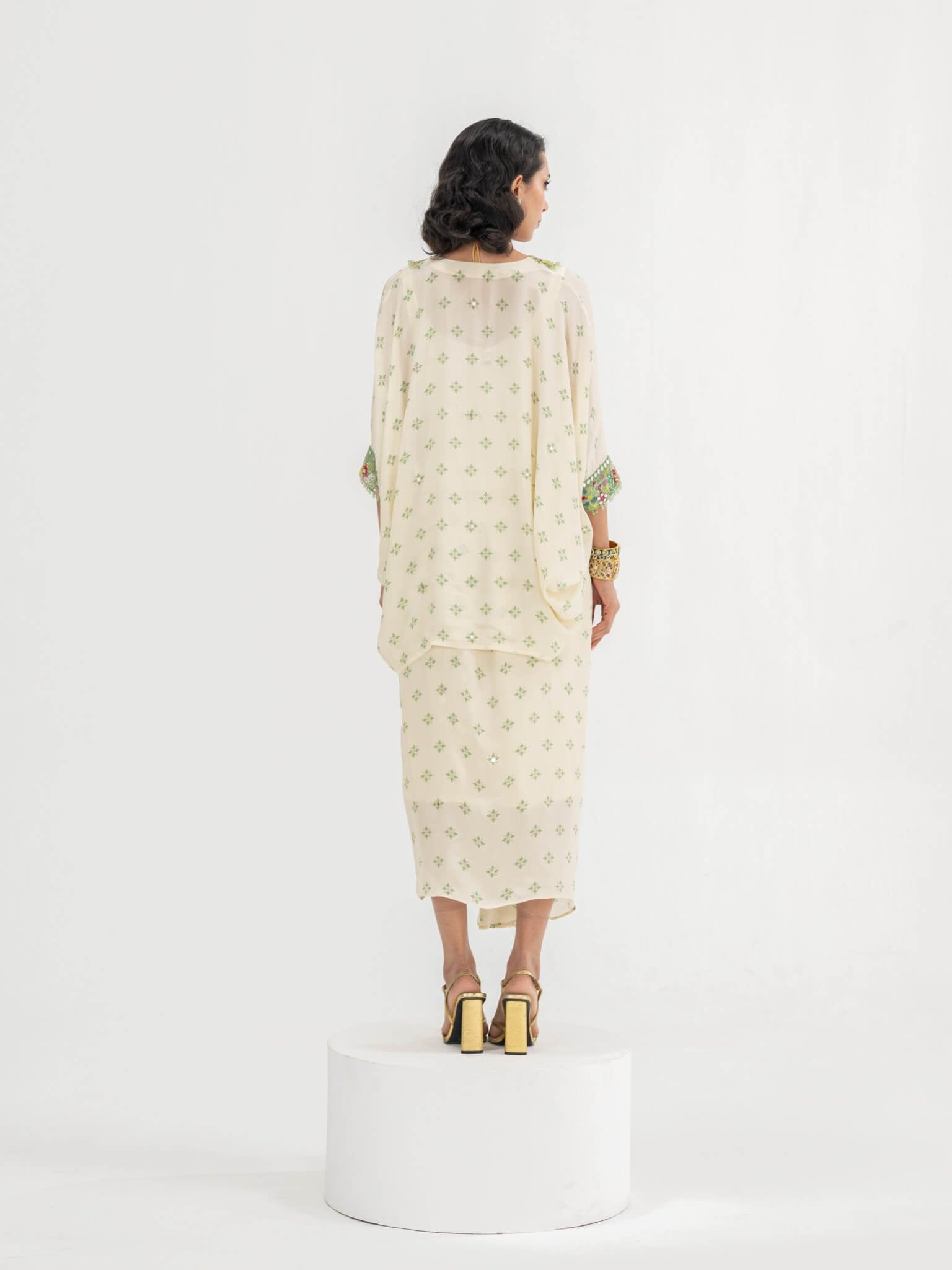 Rang 2.0 Cream Dotted Toga Cape And Skirt